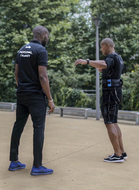 Exercice d'électrostimulation avec coach EMSPRO